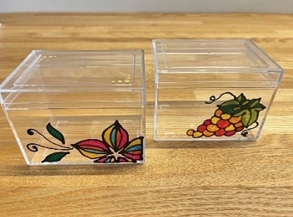7月ワークショップ「ステンドグラス調のぬり絵」<br />
ディンプルアートで作るミニボックス