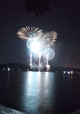 湖にうつる花火