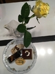 ケーキ3種とプレート、黄色の薔薇